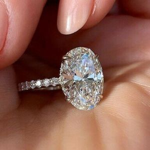 Gorgeous 925 Silver Oval Cut White Sapphire Ring